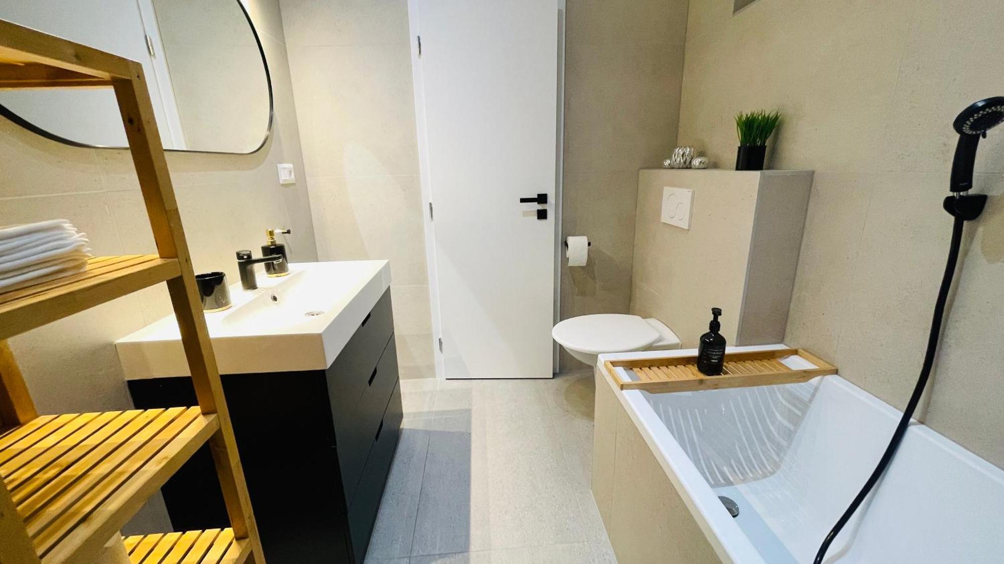 House Flow, 3 Room, Free 2 Parking Братислава Екстериор снимка