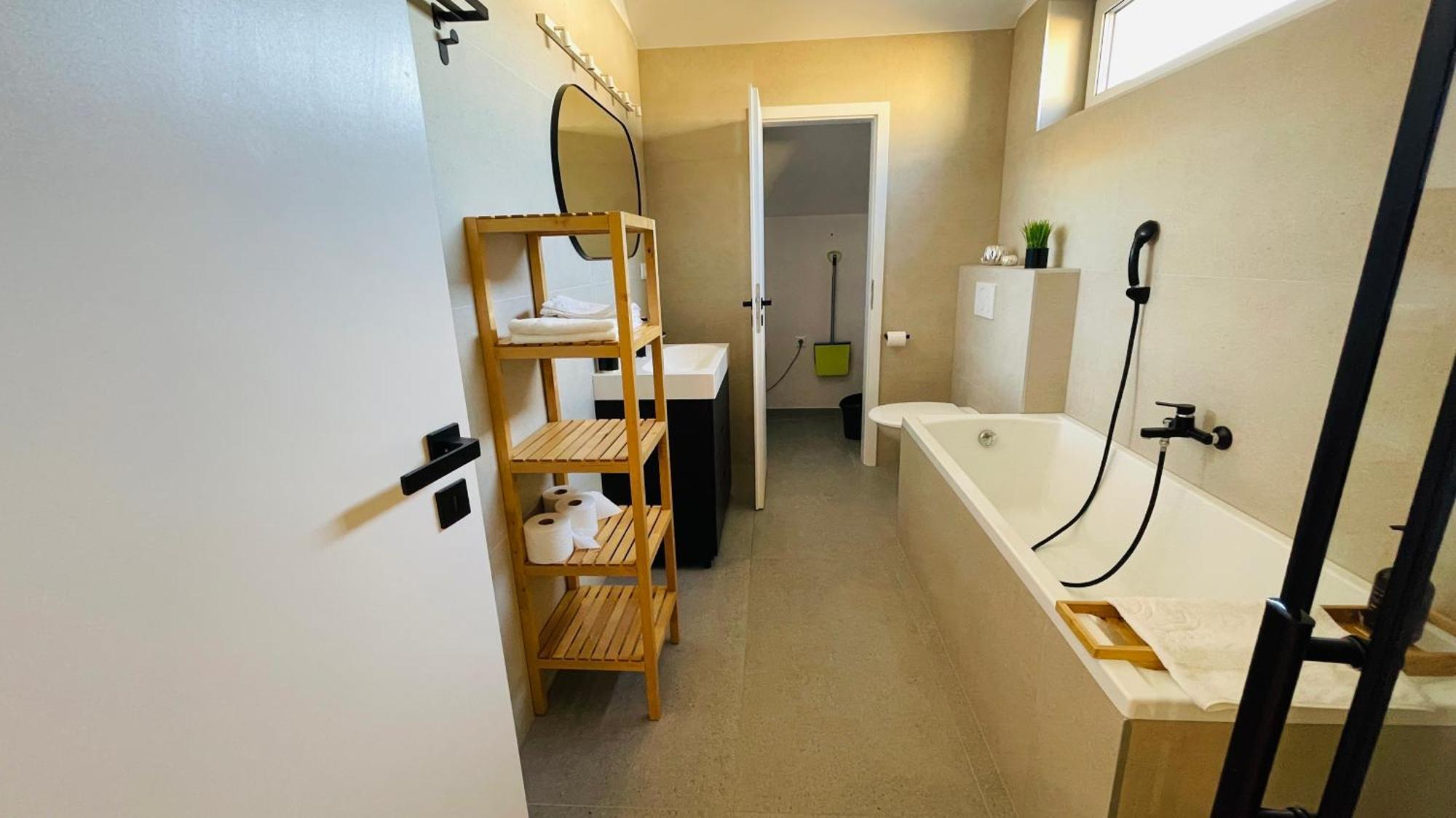 House Flow, 3 Room, Free 2 Parking Братислава Екстериор снимка