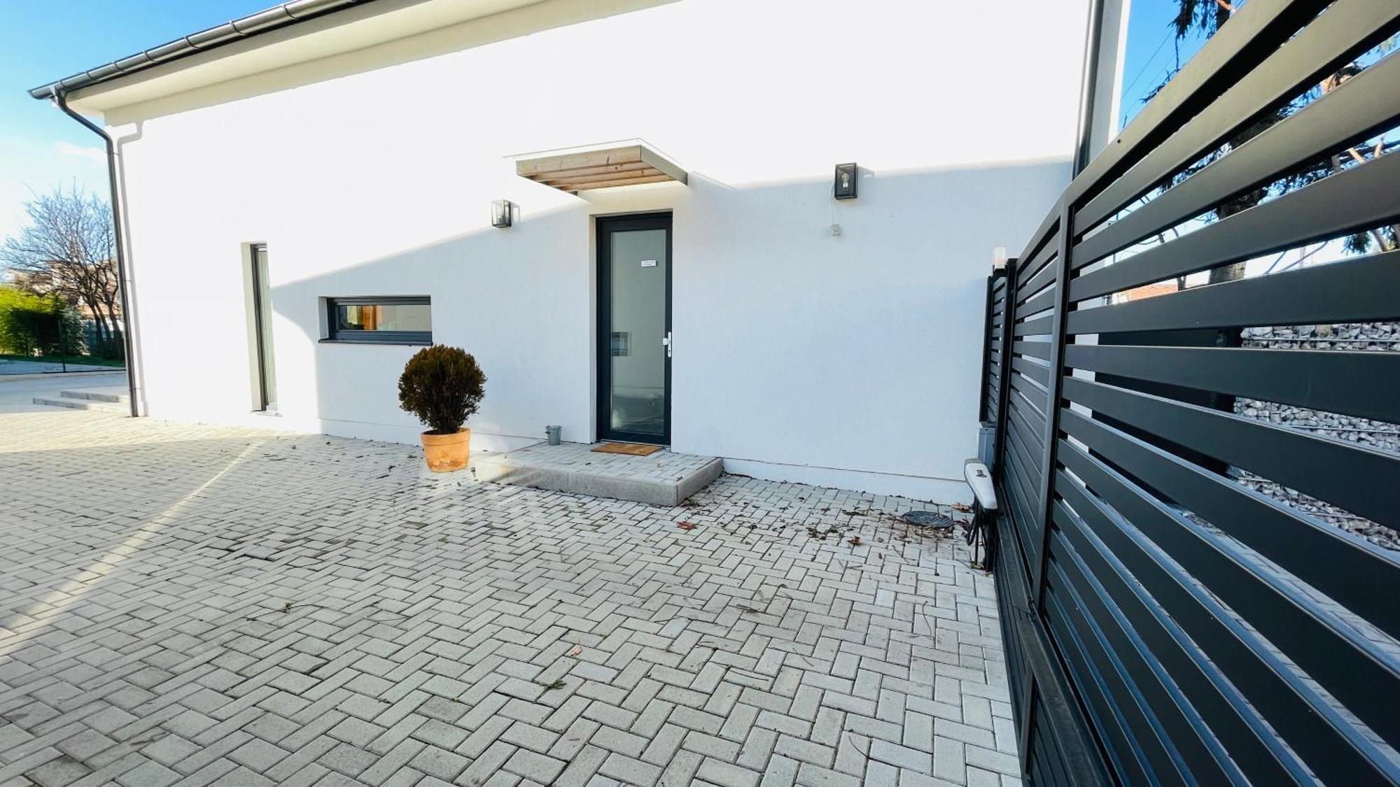 House Flow, 3 Room, Free 2 Parking Братислава Екстериор снимка